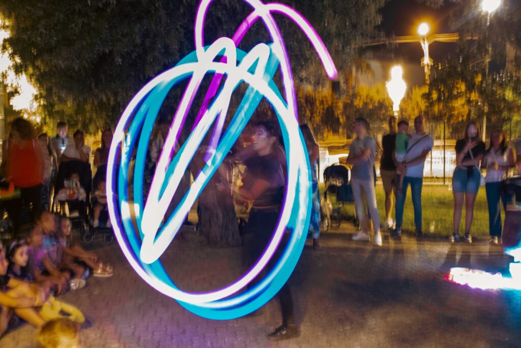 Spettacolo di danza con fuoco, LED e pixel in Puglia. Un'esperienza visiva unica che unisce l'energia primordiale delle fiamme alla magia della luce tecnologica. Perfetto per matrimoni, eventi aziendali, feste private e sagre. Artisti professionisti, coreografie dinamiche e durata personalizzabile (fino a 40 min.). Adatto a spazi sia interni che esterni (minimo 3x4 mt). 🔥 Trasforma il tuo evento in un ricordo indimenticabile.