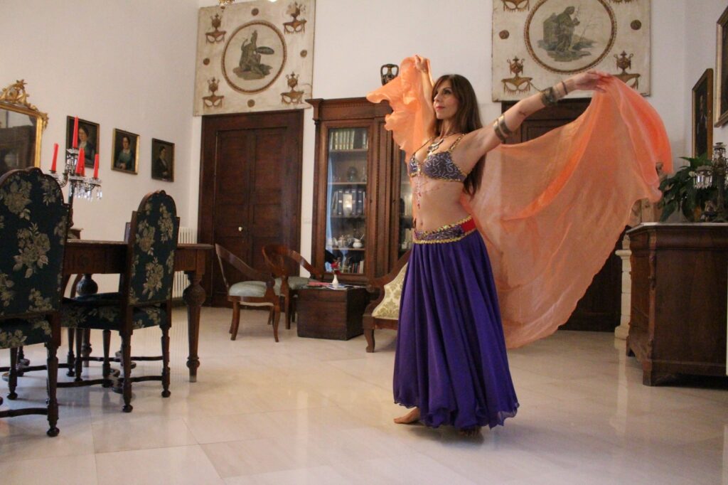Ballerina e coreografa esperta che vi incanterà con i suoi spettacoli di danza orientale a tema. La danza orientale ha radici antiche, simbolo di vita, prosperità, gioia e grazia.