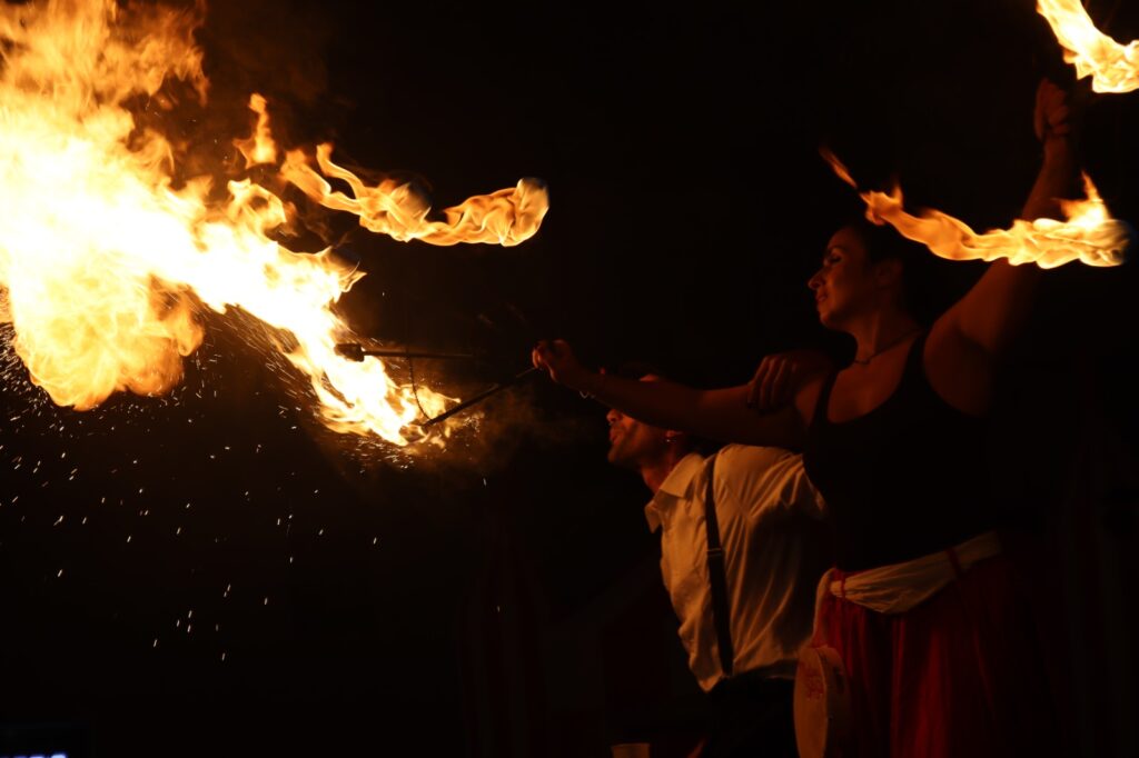 Spettacolo di fuoco in Puglia: giocoliere mangiafuoco e sputafuoco
Artisti di Strada Puglia offre uno show esclusivo con giocolieri mangiafuoco e sputafuoco, perfetto per eventi come matrimoni, feste private, sagre e celebrazioni aziendali. Uno spettacolo visivamente mozzafiato, che combina abilità tecniche e adrenalina, con coreografie di fuoco che affascinano adulti e bambini. La performance, della durata di 20 minuti, è un'esperienza unica, sicura e coinvolgente, disponibile in Puglia e regioni limitrofe. Perfetto per trasformare qualsiasi evento in un momento indimenticabile.