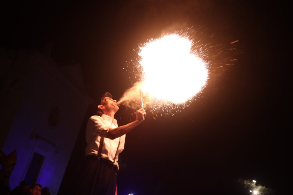 Namas il Fachiro: spettacolo di fuoco e magia per grandi e piccini!
Vivi l'emozione del fuoco con sputafuoco e ventagli di fiamme. Ammira prove estreme su pedana di chiodi e tappeto di vetri. Finale interattivo per i bambini. Perfetto per eventi e feste, Namas il Fachiro è l'artista che renderà unico il tuo evento!